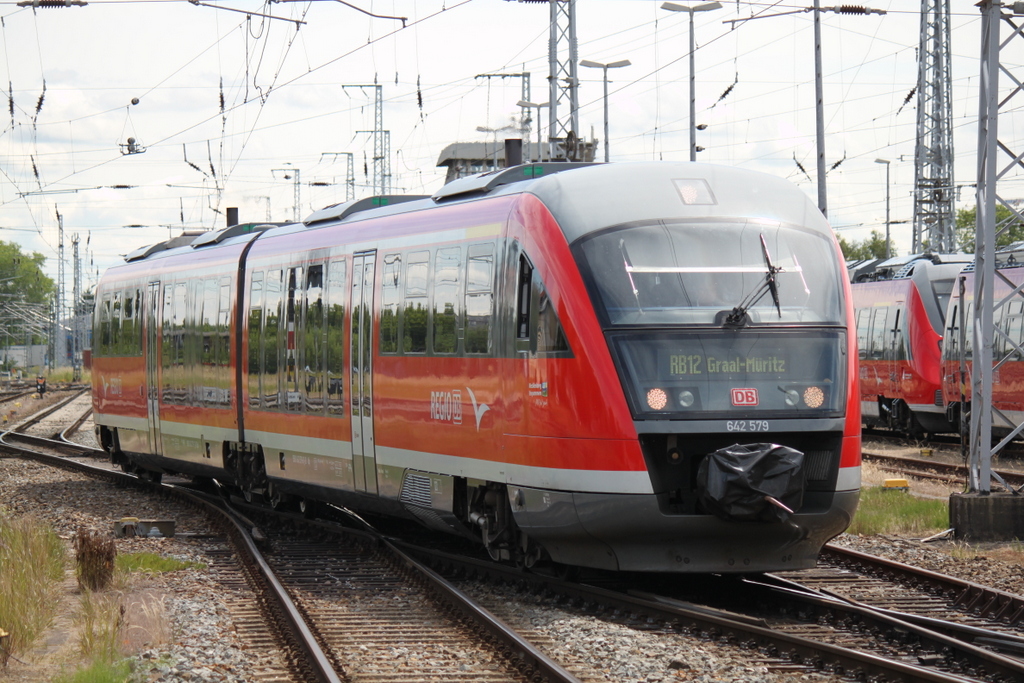 am 26.06.2015 war der ex Nrnberger 642 579-6 als RB12 im Rostocker Hbf unterwegs.