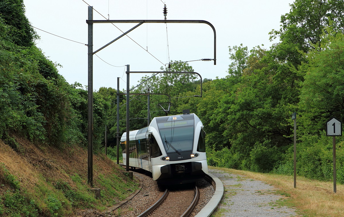 Am 26.07.2015 fhrt RABe 526 790 im Haltepunkt Schloss Laufen am Rheinfall ein