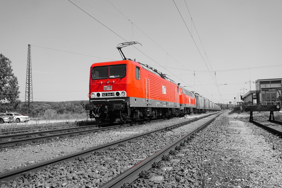 Am 26.08.2019 brachten die MEG 143 344-0 und 218 390-3 die RBH-Loks 143 571 + 143 028 + 143 059 + 143 573 + 143 068 + 143 554 + 143 079 + 143 950 + 143 084 +143 048 + 151 147 + 151 083 von Karsdorf nach Opladen und stehen hier abfahrbereit in Naumburg Hbf. (Foto: Stefan Becker)