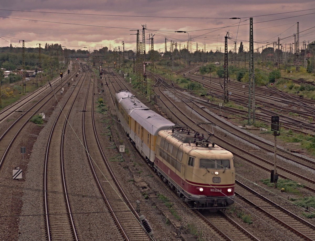 Am 26.09.2013 fuhr 103 222-6 mit Messzug durch Halle Saale.