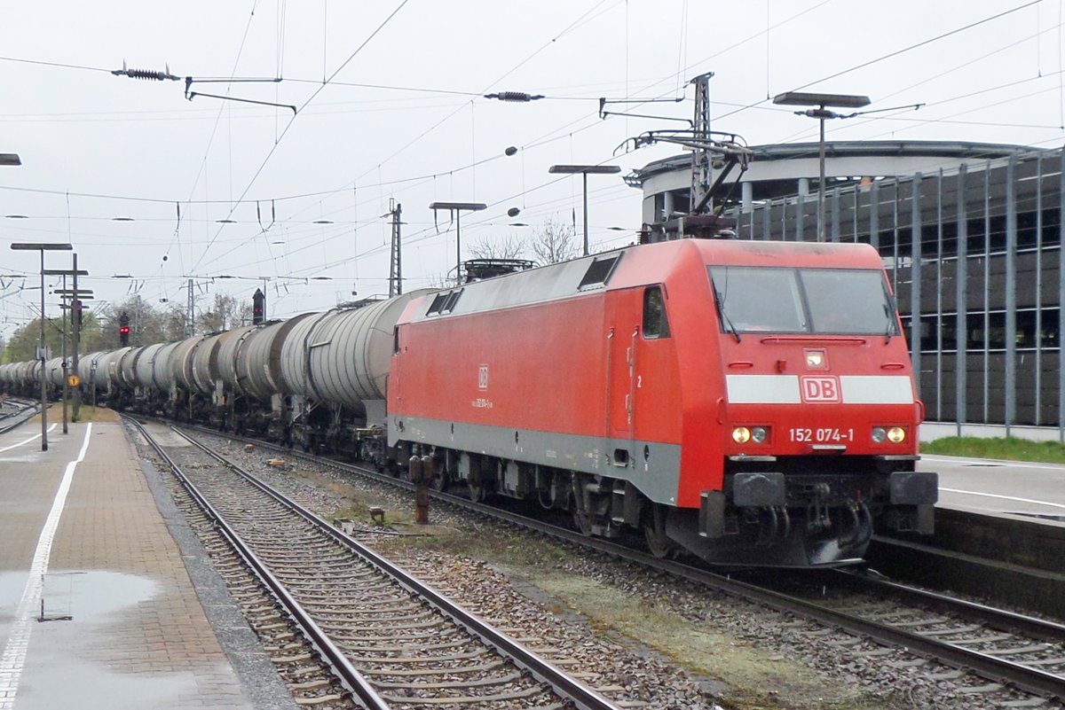 Am 27 April 2016 durchfahrt 152 074 mit ein Kesselwagenzug Osnabrck Hbf.