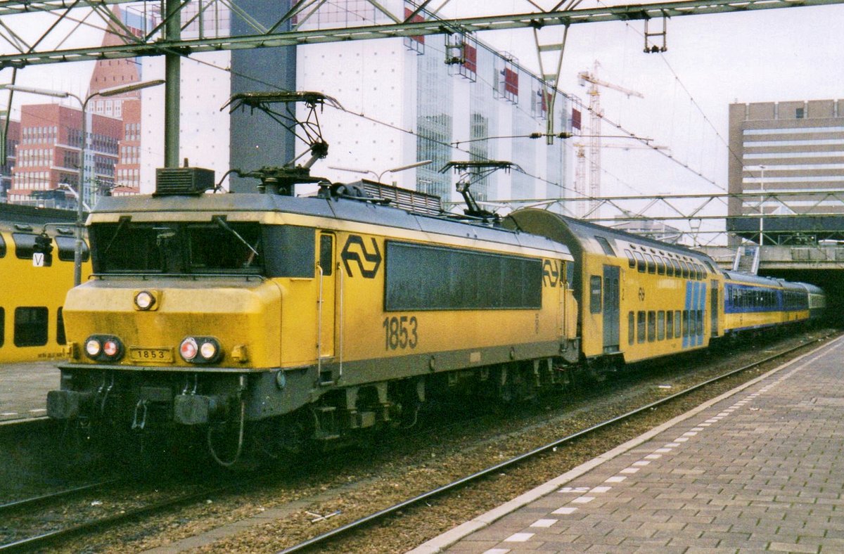 Am 27 Jänner 2002 steht NS 1853 mit ein IC nach Heerlen in Süd-Limburg in Den Haag CS.