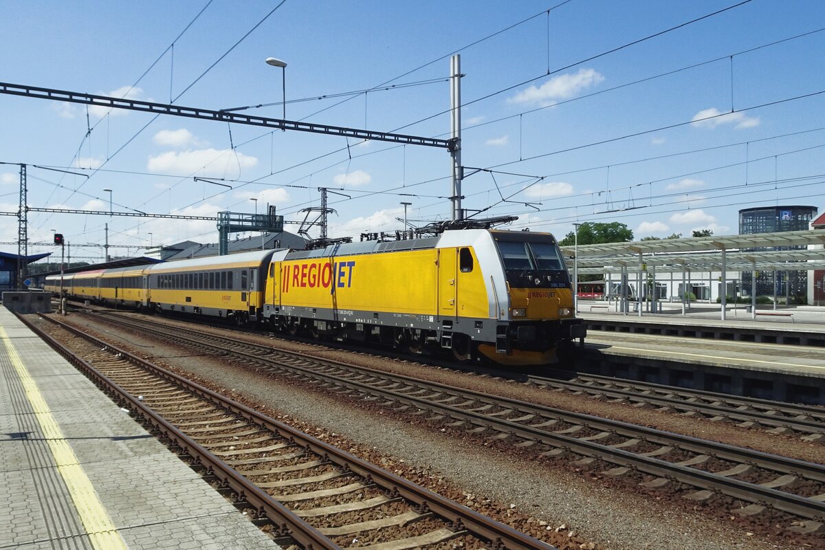 Am 27 Juni 2022 verlässt RegioJet 386 201 mit der Schnellzug nach Bohumín Breclav.