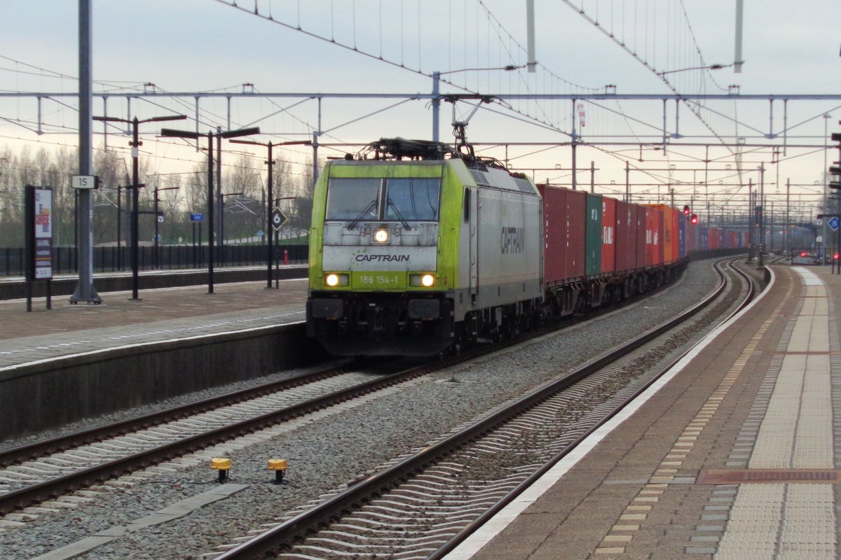 Am 27 Mrz 2018 durchfahrt CapTrain 186 154 Lage Zwaluwe.