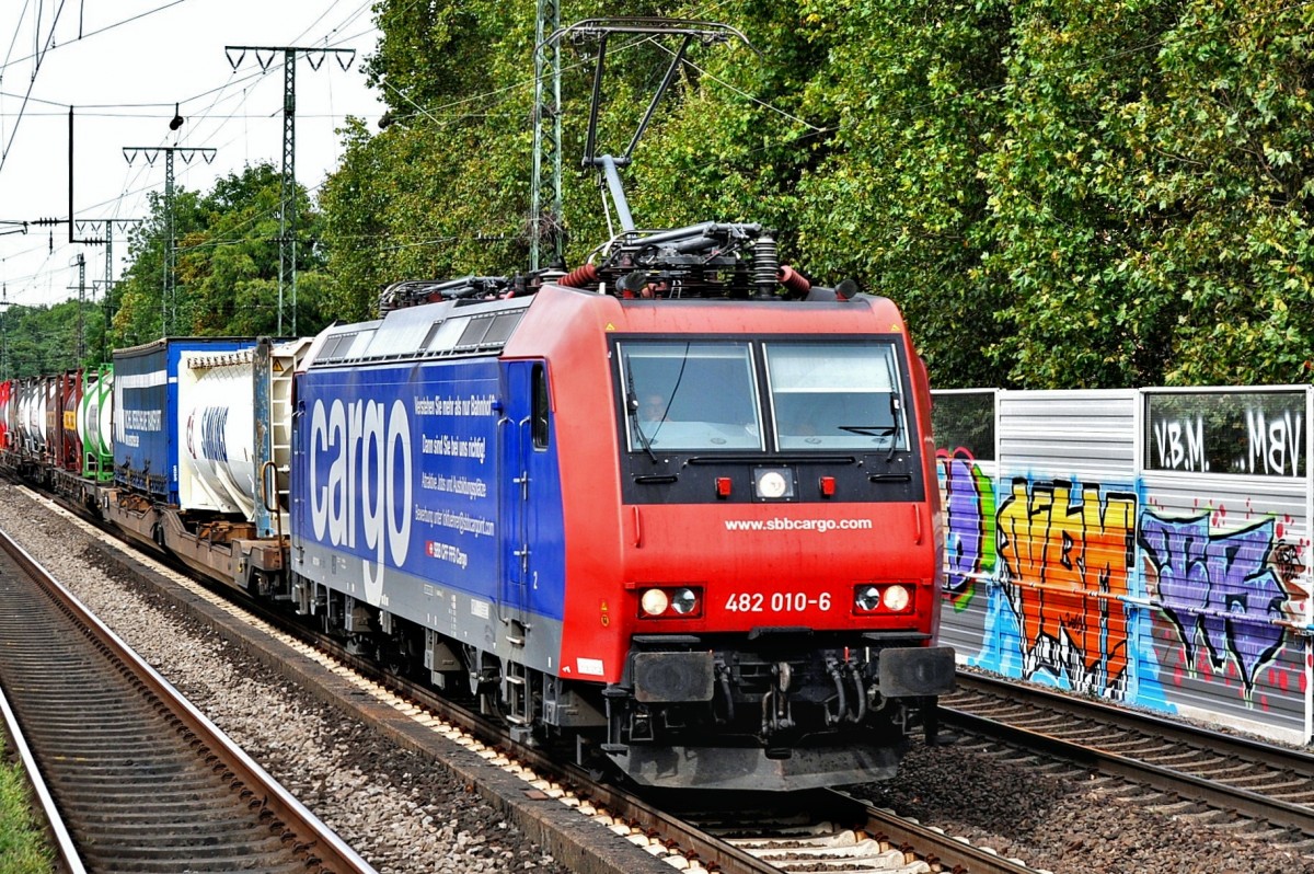 Am 27 September 2010 durchfahrt 482 010 Kln Sd.