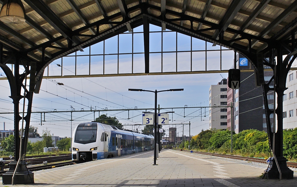 Am 27.09.2023 fährt ein Blauwnet-Flirt 3 mit dem IC 23 (Zwolle - Enschede) in den Bahnhof Hengelo/NL ein