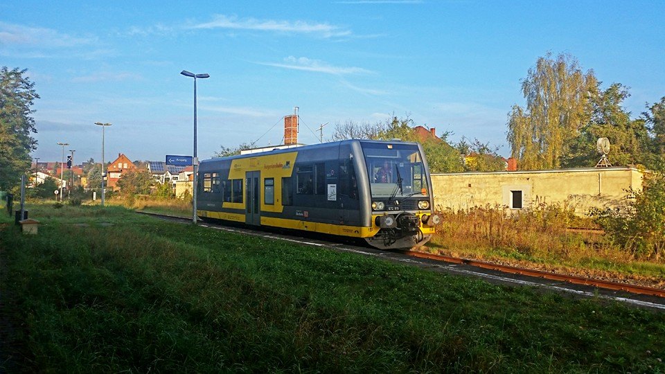 Am 27.10.2014 verkehrte die RB 34869 nach Naumburg Ost als Schülerzug ab Roßleben. 
Der Zug brachte die Schüler der Regelschule  Gerhart Hauptmann  aus Roßleben nach Wangen zur Arche Nebra. Burgenlandbahn 672 915 war im Auftrag der IG Unstrutbahn e.V. unterwegs und steht hier am Bahnsteig in Roßleben. (Foto: Mirko Küster)