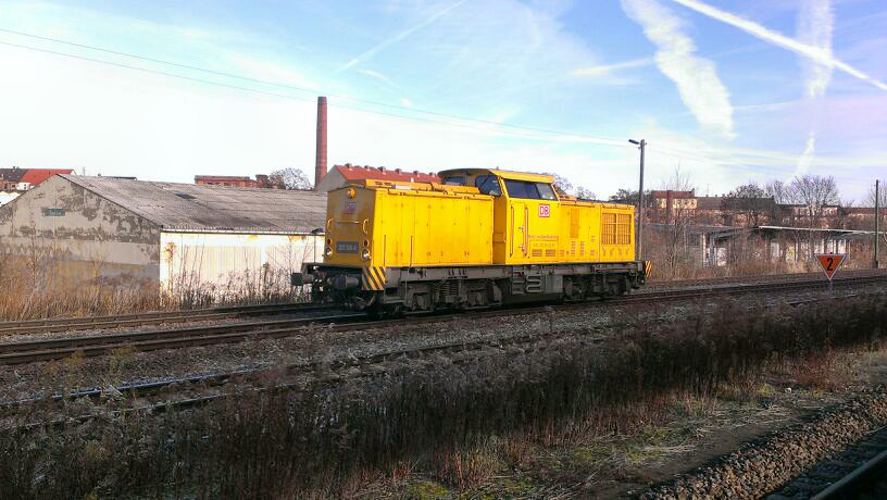Am 27.11.2013 wartet DB Netz 203 306 (ex DR 110 752-3) in Zeitz auf die Weiterfahrt nach in Richtung Gera. (Foto:Holzeisenbahner)