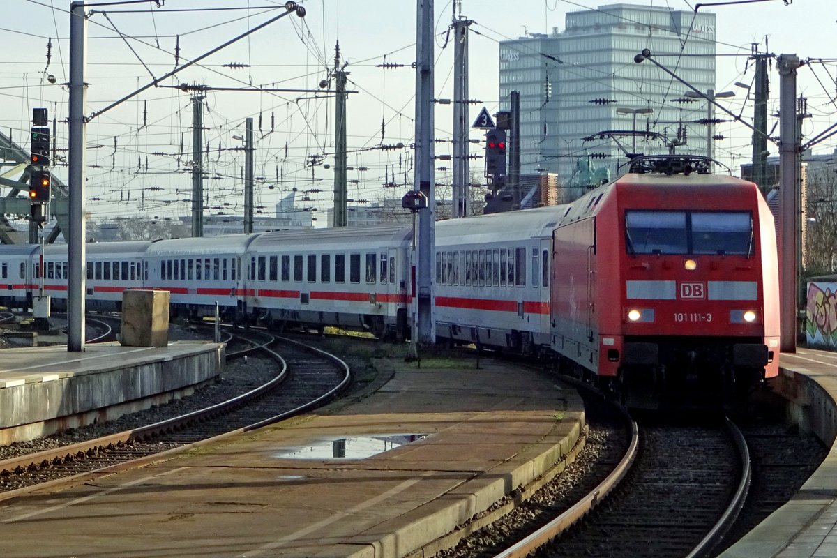 Am 28 Dezember 2019 legt sich 101 111 in Köln Hbf in die Kurve.