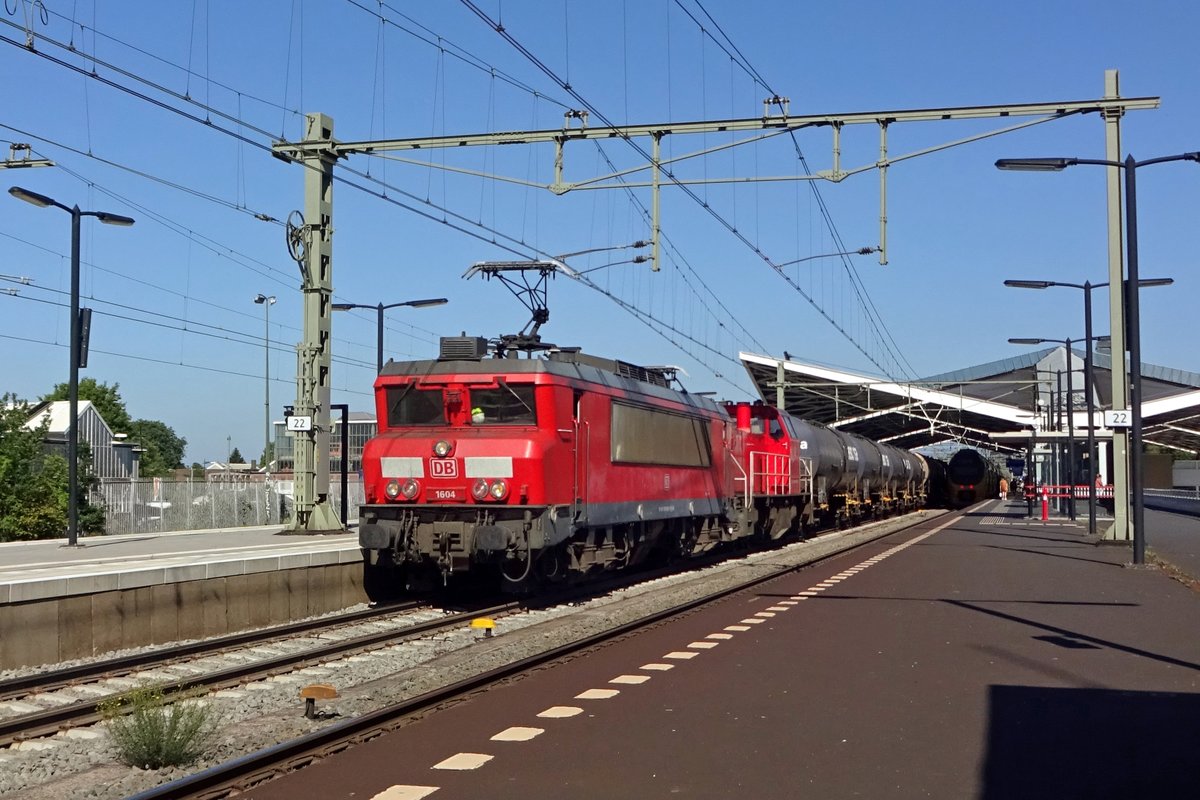 Am 28 Juni 2019 durchfahrt 1604 mit Gefolgschaft Tilburg.