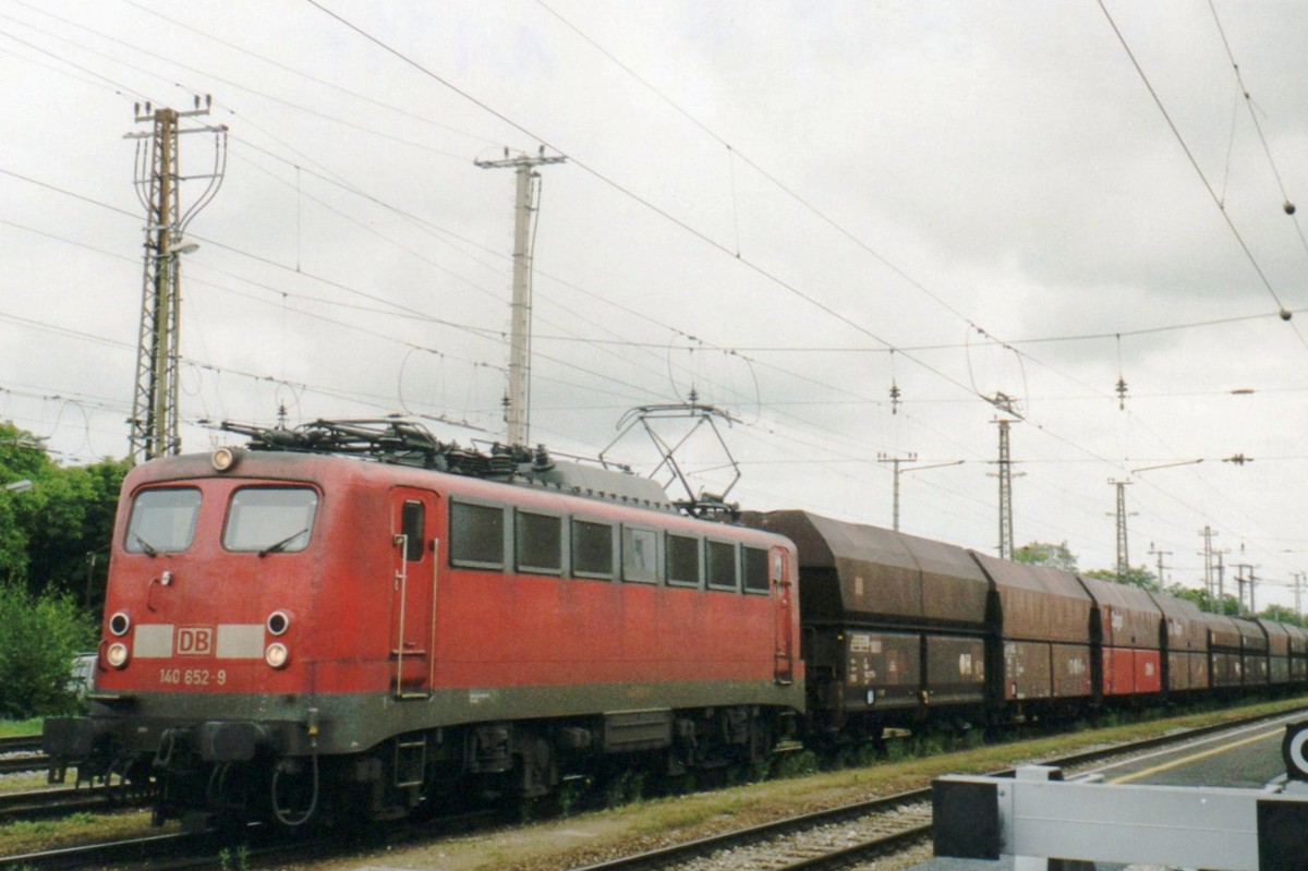 Am 28 Mai 2006 steht 140 652 in Wels Hbf in Österreich.