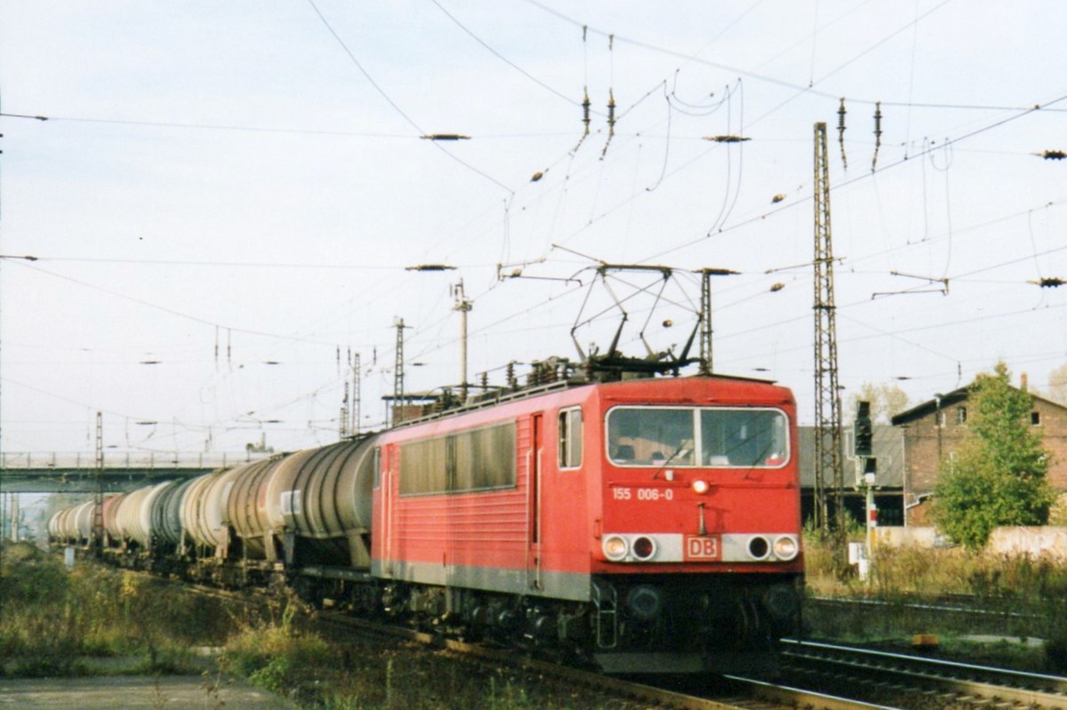 Am 28 Mai 2007 durchfahrt 155 006 mit ein Kesselwagenzug Naumburg (Saale). 