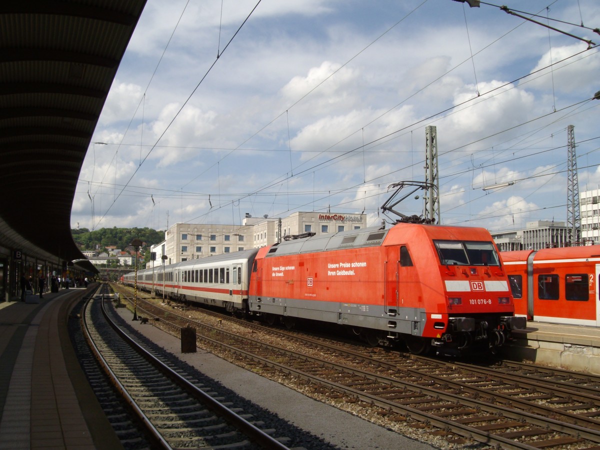 Am 28 Mai 2009 schiebt 101 076 einer IC in Ulm Hbf.