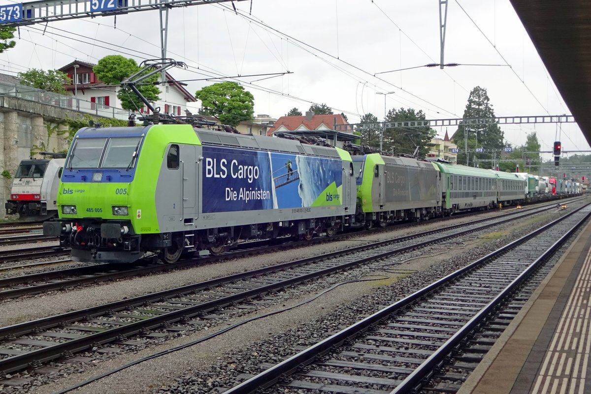 Am 28 Mai 2019 steht 485 005 mit ein KLV in Spiez.