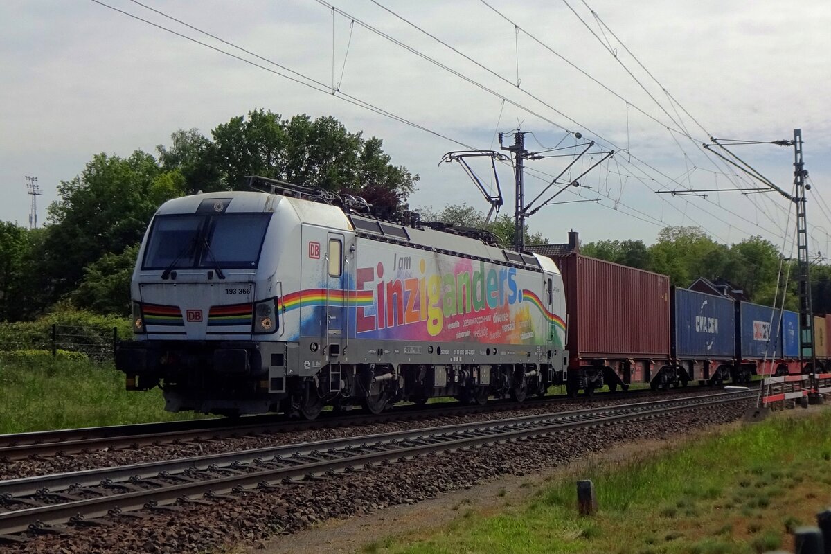 Am 28 Mai 2021 passiert DBC 193 366 mit ein Containerzug Venlo-Vierpaardjes und wird vom hinter die Schränke eines offenbarer Bahnübergangs fotografiert.