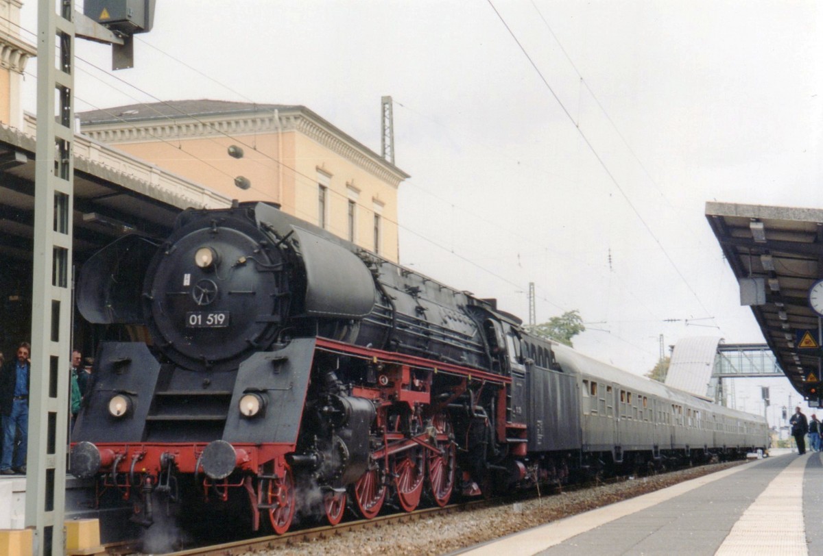 Am 28 September 2005 steht 01 519 mit DB-Silberlinge in Neustadt (EWeinstrasse). 