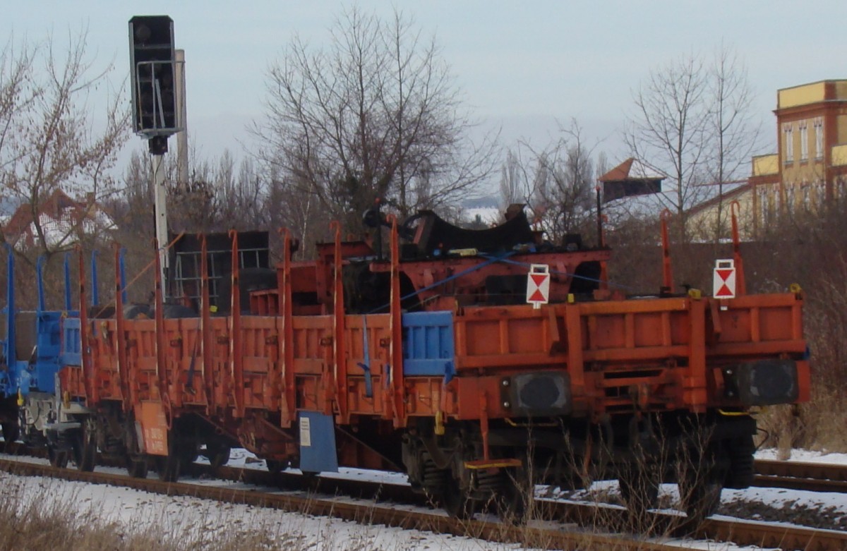 Am 28.01.2014 brachte die PRESS 204 010-6 drei Flachwagen mit einem Schmalspurlokrahmen nach Karsfdorf. Hier zu sehen bei der Einfahrt in Laucha. (Foto: G�nther G�bel)