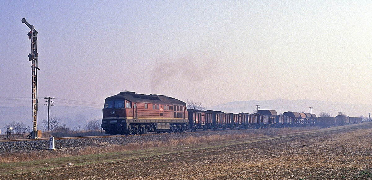 Am 28.02.1992 war die bereits umnummerierte DR 232 134-7 auf der Unstrutbahn mit einem G�terzug Richtung Nebra unterwegs und passiert hier gleich das Einfahrtssignal vom Bahnhof Laucha (Unstrut). (Foto: Werner Brutzer)