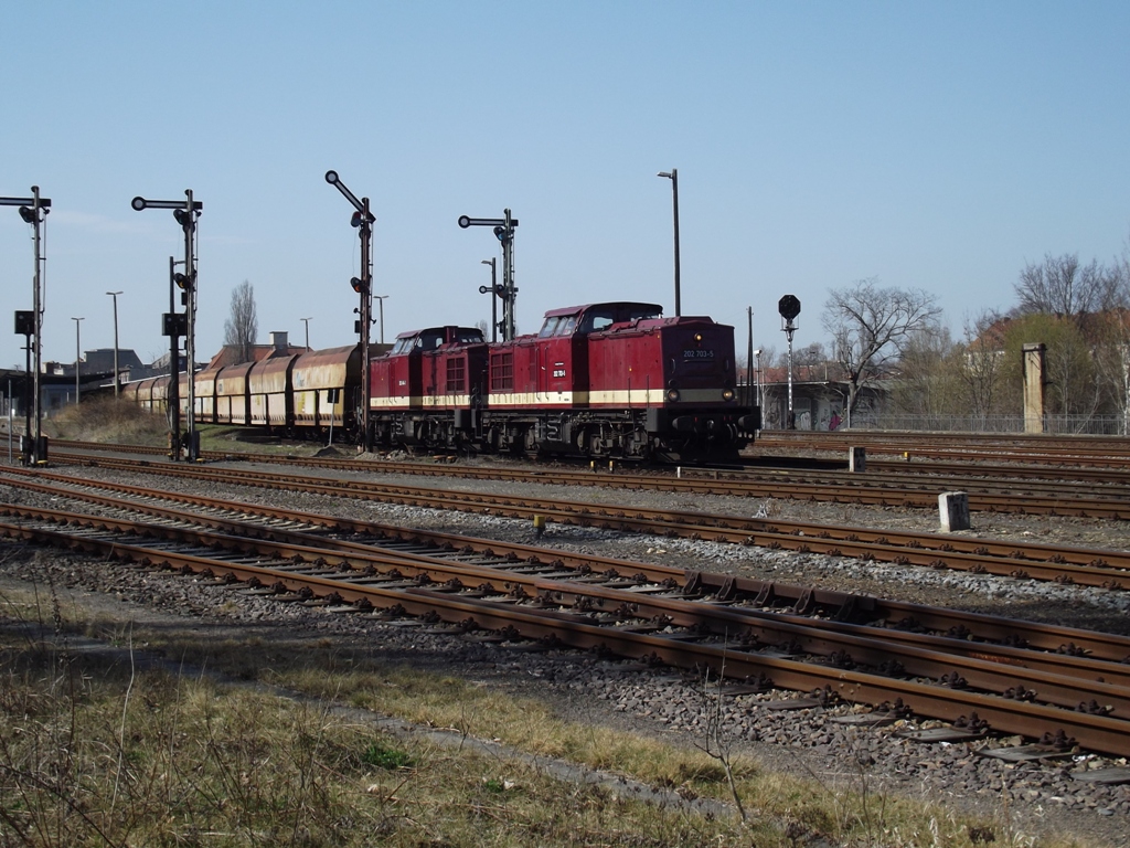 Am 28.03.2012 bef�rderten die beiden Loks 202 703-5 + 202 484-2 den Kohlependel-Leerpark von Mumsdorf nach Profen. Hier zusehen die Ausfahrt Zeitz. (Foto: Holzeisenbahner)