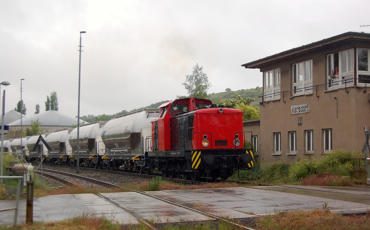 Am 28.05.2014 zieht den EBS 346 603-4 neben dem Stellwerk B3 in Karsdorf neue Kesselwagen in den Anschluss der EBS. (Foto: dampflok015)