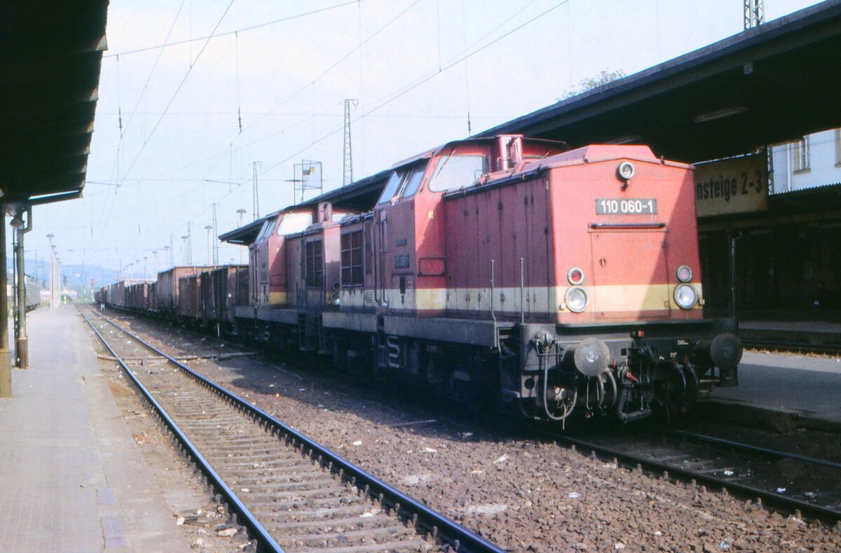 Am 28.09.1985 stand die DR 110 060-1 zusammen mit der 110 051-0 und einem Güterzug Richtung Bad Kösen am Bahnsteig 3 in Naumburg (S) Hbf. (Foto: Klaus Meißner)