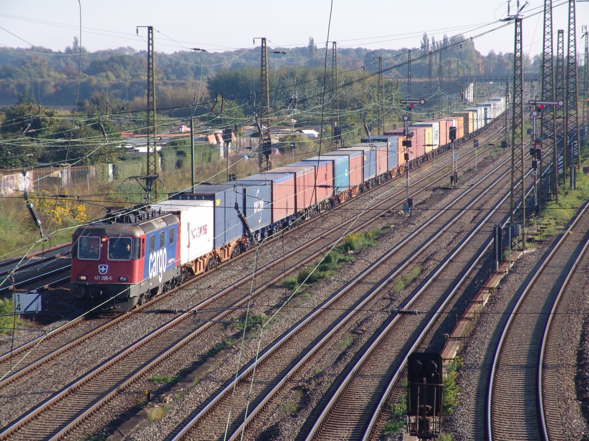 Am 28.09.2013 fuhr 421 390-6 mit einen Schachtelexpress durch Halle Richtung Bad Schandau.