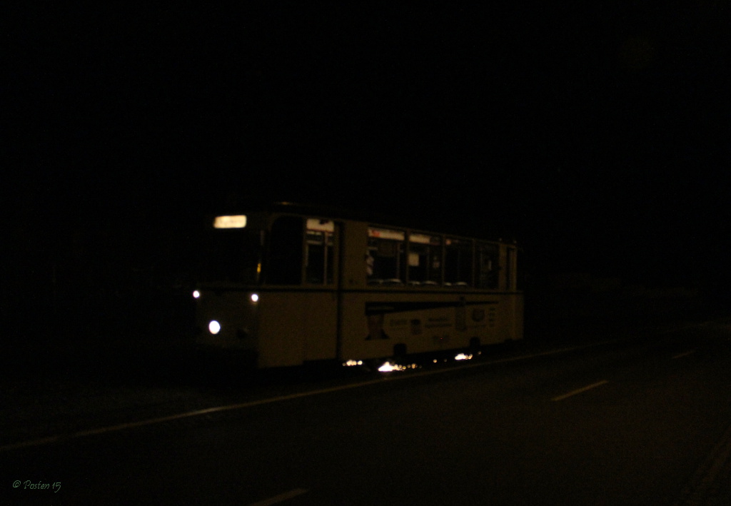 Am 28.10.2013 machte die Naumburger Ille ihrem zweiten Namen  Wilde Zicke  alle Ehre! Durch Laub und Feuchtigkeit kamen die R�der des Reko-Wagens an der Bergstra�e m�chtig ins Schleudern und spr�hten Funken! Leider wollte sich die Kamera nicht scharf stellen und ich mu� mich mit diesem Bild begn�gen.....