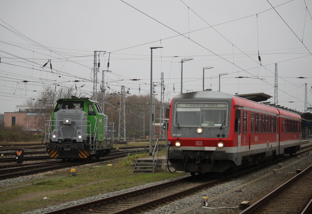 Am 28.11.2014 traf 628 620-6 im Rostocker Hbf auf 650 114-8