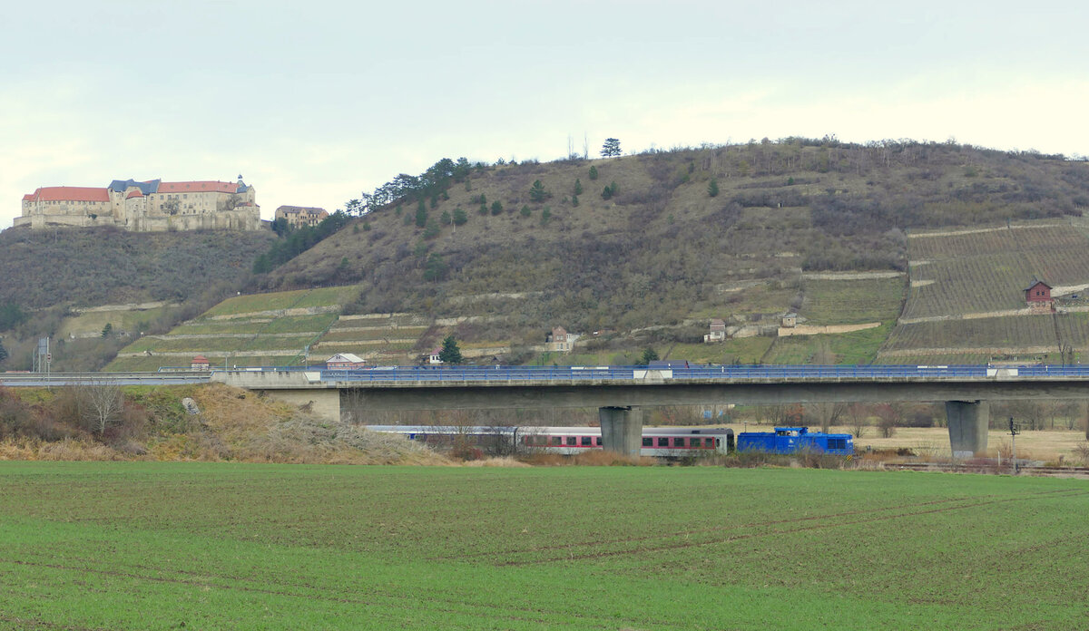 Am 28.12.2021 überführte die PRESS 204 005-3 vier Reisezugwagen aus Karsdorf über die Unstrutbahn Richtung Richtung Naumburg (S) und ist hier bei der Ausfahrt in Freyburg (U) zusehen. (Foto: Wolfgang Krolop)
