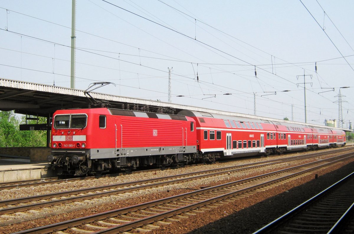 Am 29 April 2011 wartet 143 065 auf die Weiterfahrt in Berlin-Schöbefeld Flughafen. 