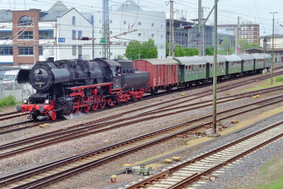 Am 29 April 2018 verlsst 52 8195 mit ein Sonderzug Trier. 