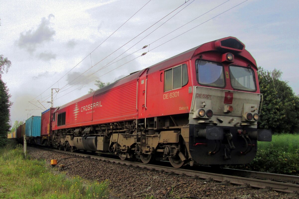 Am 29 Augustus 2014 passiert Crossrail DE 6301 der Fotograf (mit einzoomen) in Kaldenkirchen.