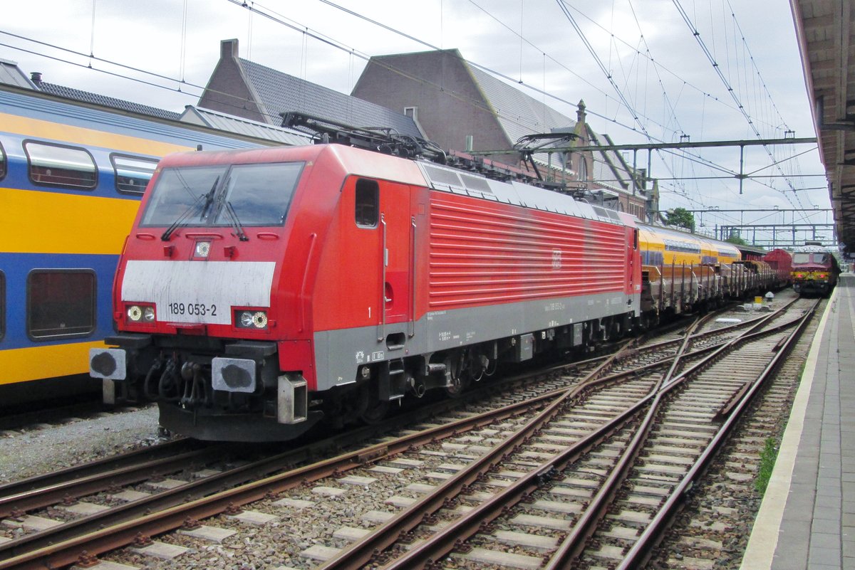 Am 29 Juni 2016 durchfahrt 189 053 Roosendaal. 