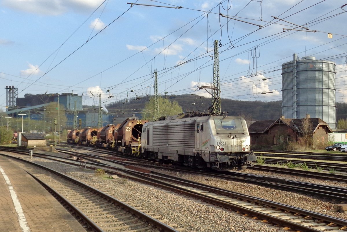 Am 29 März 2017 verlässt 37002 Völklingen mit ein Suppenzug nach Dillingen-Hütte.