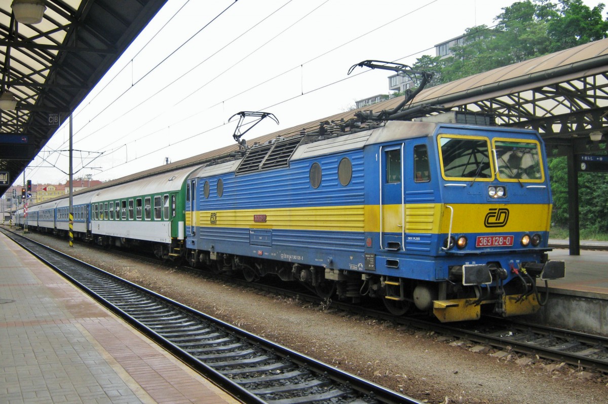 Am 29 Mai 2012 steht CD 363 128 mit RE nach Ceske Budejovice in Praha hl.n.