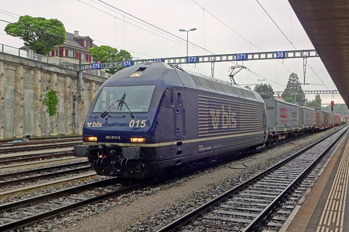 Am 29 Mai 2019 treft 465 014 mit ein KLV in Spiez ein. 