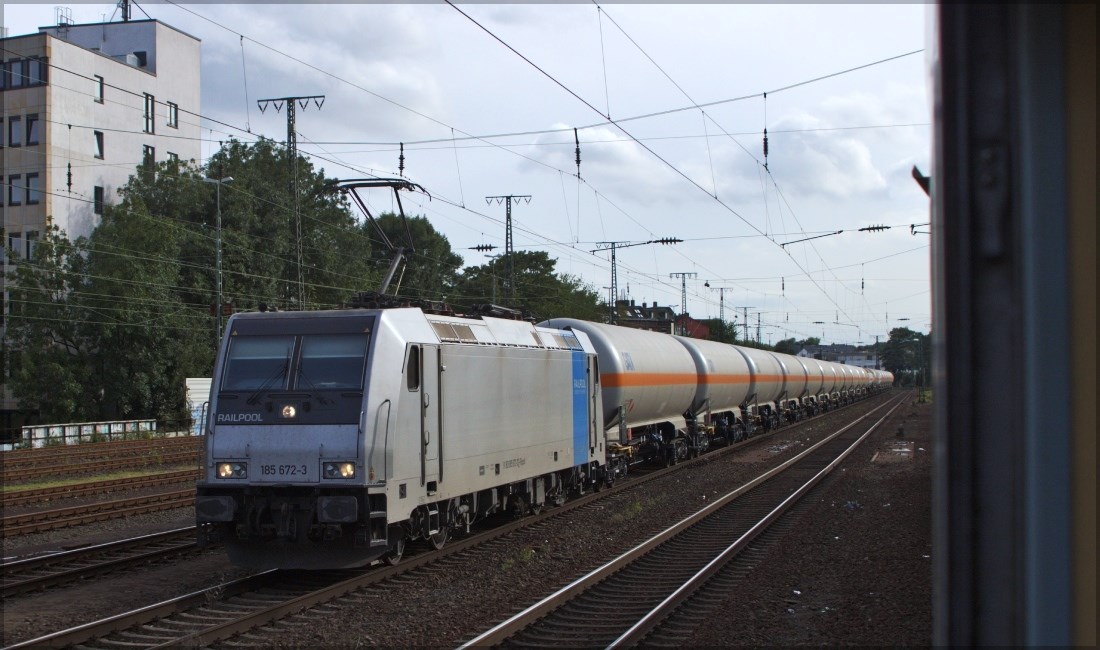 Am 29.08.14 kam es zu einer Parallelfahrt in Köln West. Ich befand mich im IC 137 nach Emden und links von uns suchte 185 672 mit Gasdruckkesselwagen den Weg durch Köln.