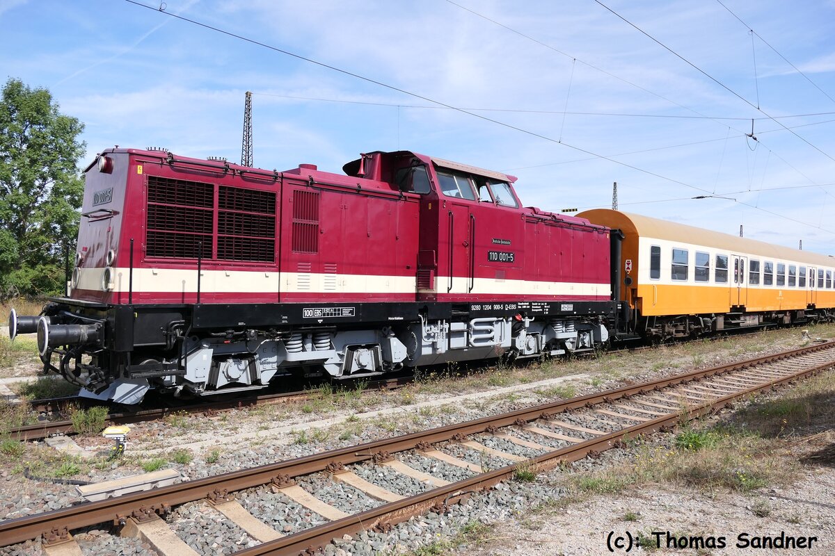 Am 29.08.2022 überführte die EBS 110 001-5 in Naumburg (S) Hbf den EBS StädteEx-Wagenpark nach Karsdorf. (Foto: Thomas Sander)