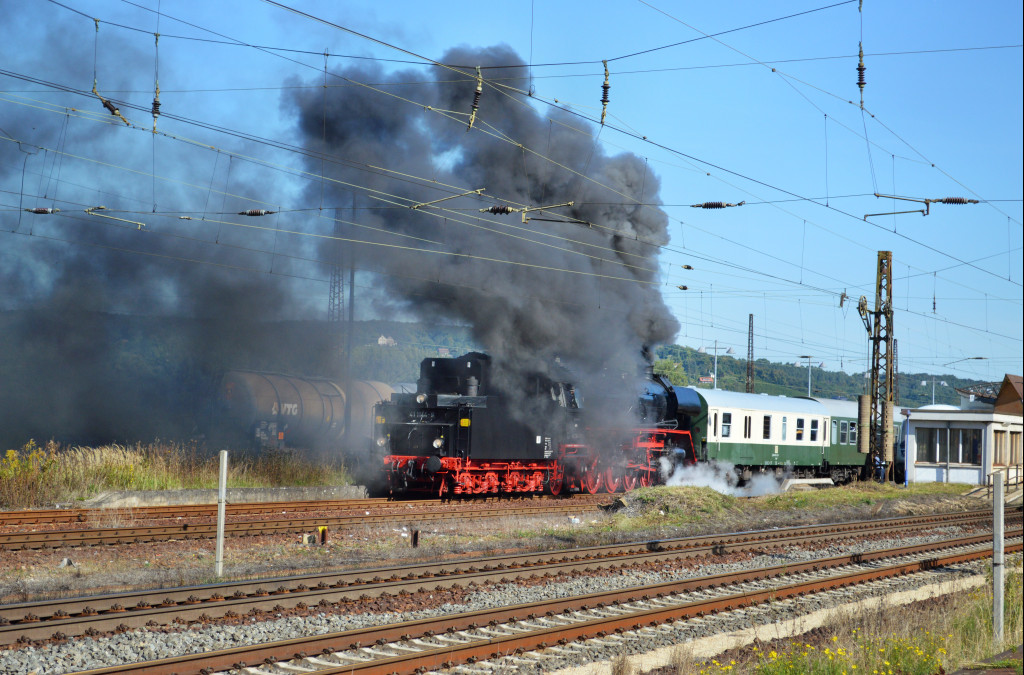 Am 29.09.2013 verkehrte wieder der  Rotk�ppchen-Express I  RE 16196 von Altenburg nach Freyburg. Von Altenburg aus ging es �ber Gera, Zeitz und Teuchern nach Gro�korbetha. Nach dem Kopf machen ging es dann Tender vorraus �ber Naumburg nach Freyburg und weiter zur Abstellung nach Karsdorf. Zuglok war 41 1144-9 der IGE Werrabahn-Eisenach, hier zu sehen bei der Ausfahrt in Naumburg Hbf.