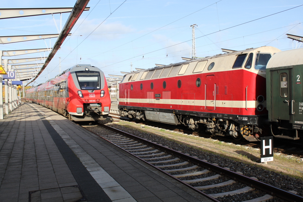 am 29.10.2016 trafen sich 442 843 und U-Boot 119 158-4 im Rostocker Hbf.