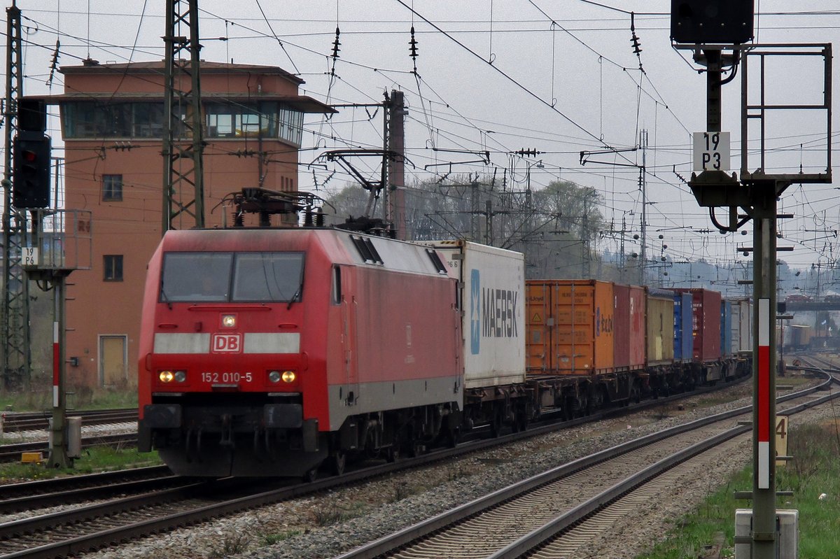 Am 3 April 2017 durchfahrt 152 010 Rosenheim.