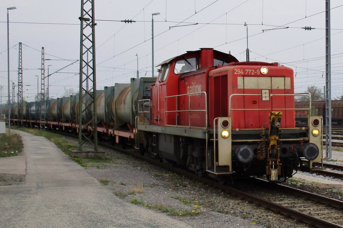 Am 3 April 2017 durchfahrt 294 772 Rosenheim.