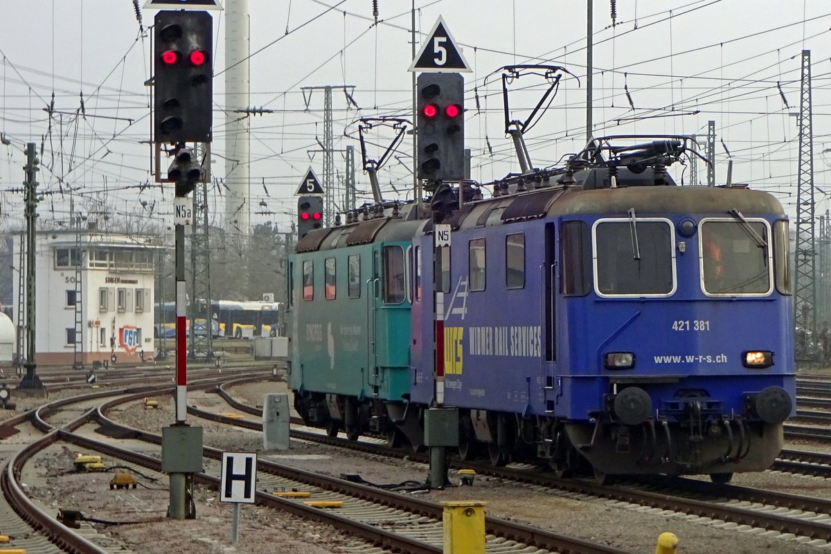 Am 3 Jänner 2020 ist Widmer Rail Services 421 381 abgestellt in Singen (Hohentwiel). 