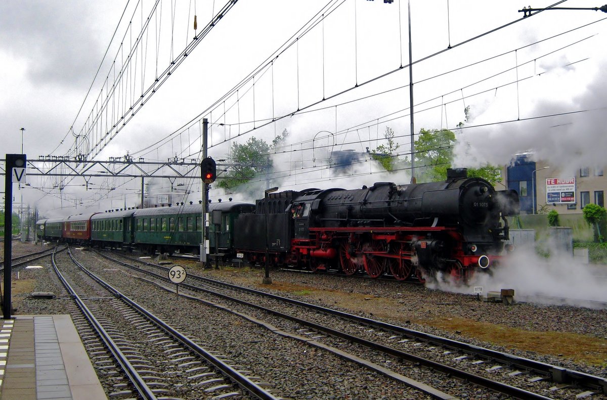 Am 3 Juli 2012 verlässt 01 1075 mit ein Sonderzug Dordrecht.