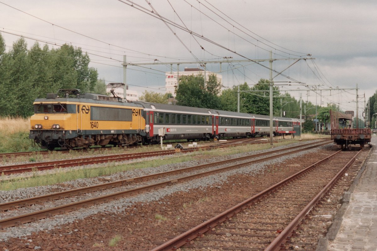 Am 3 Juni 1994 durchfahrt NS 1640 mit EC 104 REMBRANDT Maarssen. 