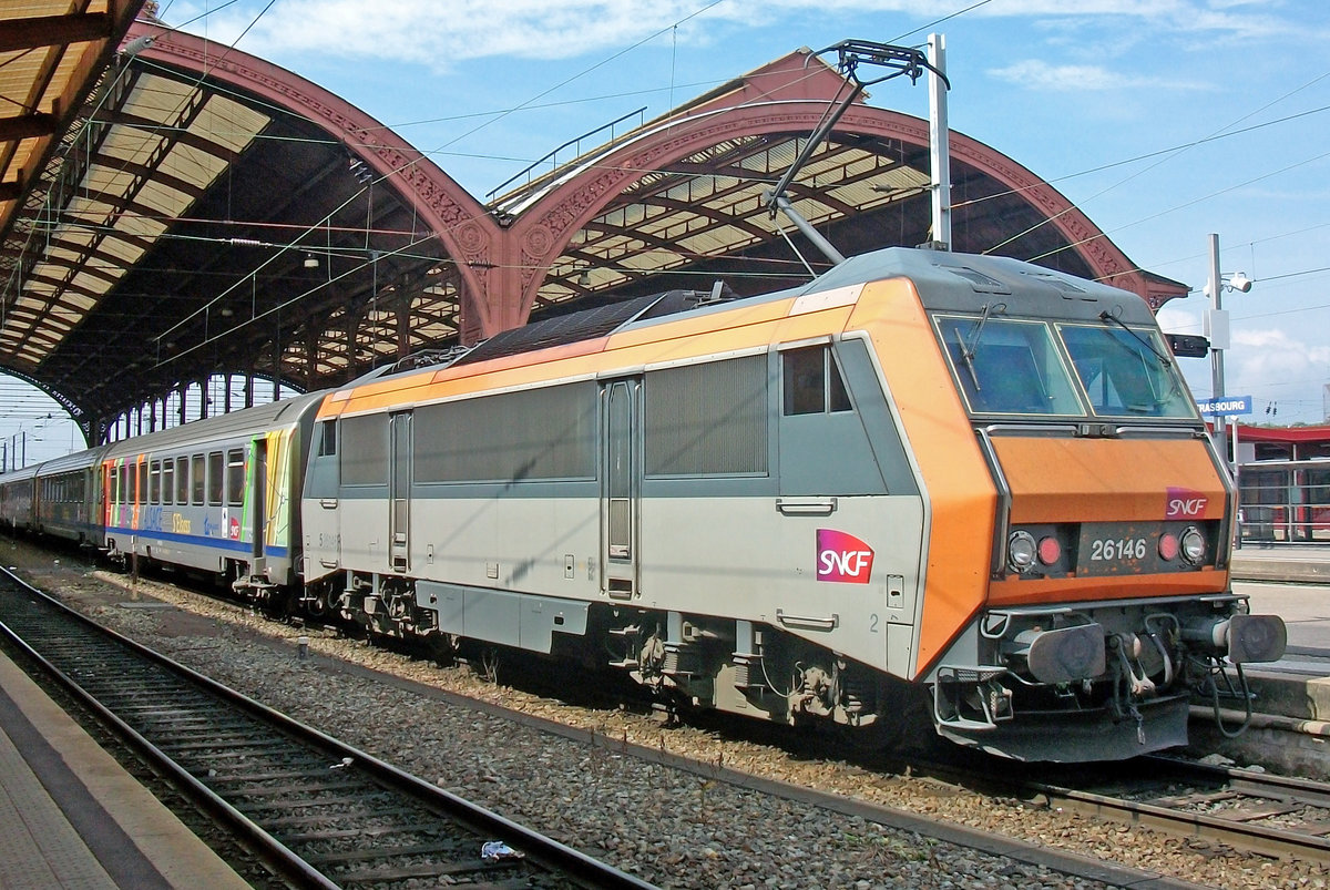 Am 3 Juni 2010 steht 26143 mit ein TER-200 in Strasbourg Gare Centrale.