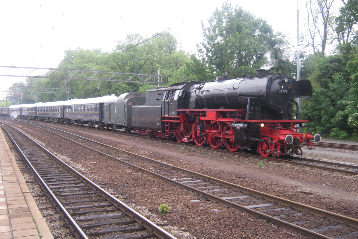 Am 3 Juni 2012 wurde 23 076 in Dordrecht Centraal fotografiert.