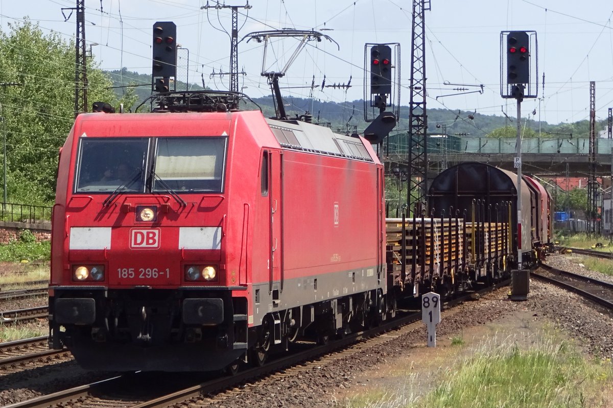 Am 3 Juni 2019 durchfahrt 185 296 Aschaffenburg.