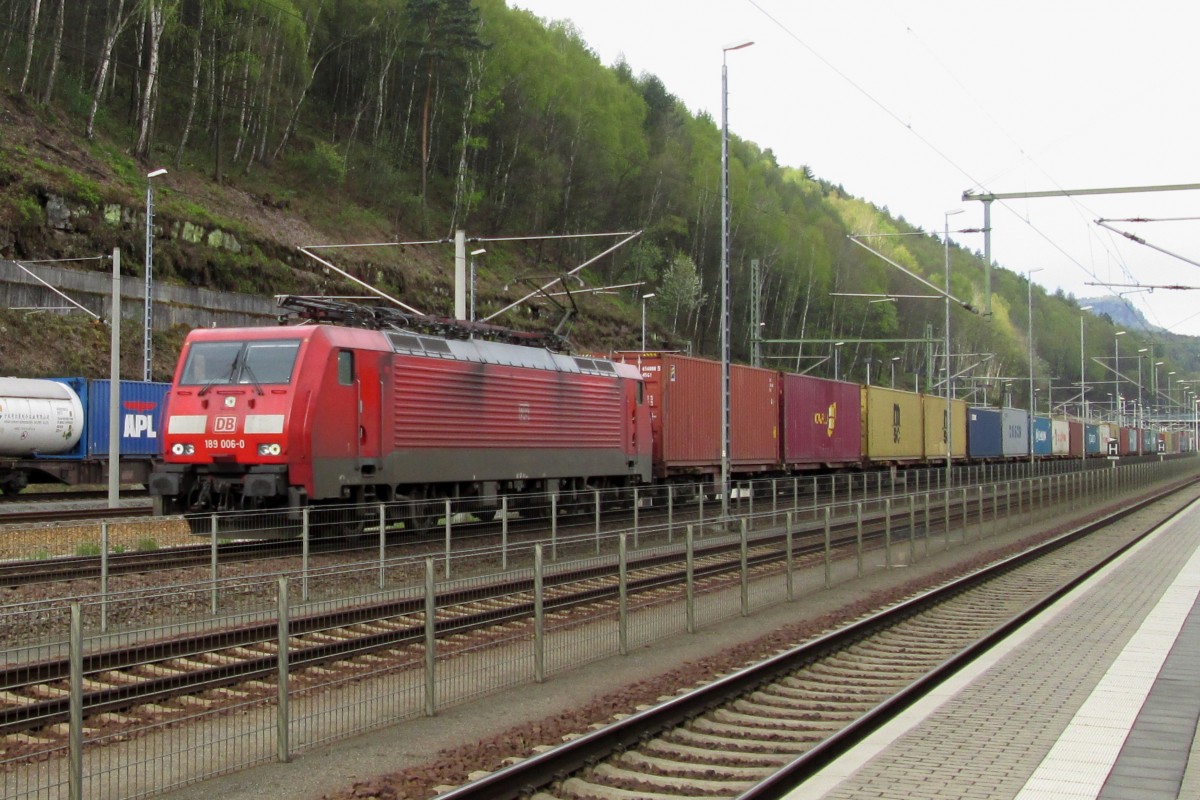 Am 3 Mai 2011 durchfahrt 189 006 Bad Schandau.