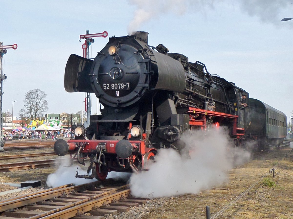 Am 30 April 2016 treft 52 8079 mit ein Sonderzug in Wolsztyn ein.